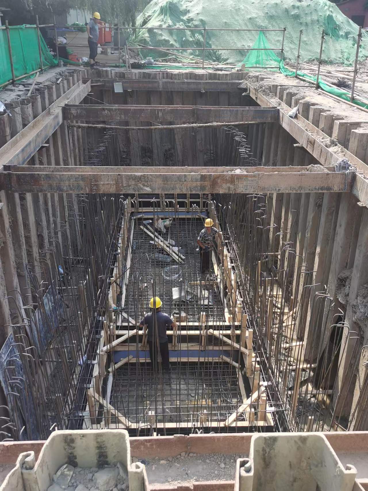北京房山区污水池基坑打拔钢板桩围檩加固